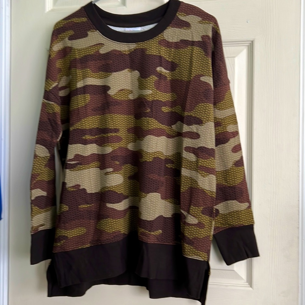 LuLaRoe Hannah camo sweatshirt